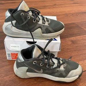 Freak 1 (GS) white/white black, size 4.5 smoke gray